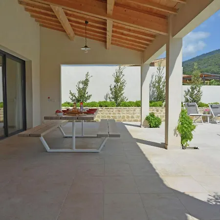 Vibrant In Malauc Ne With Private Garden Villa *